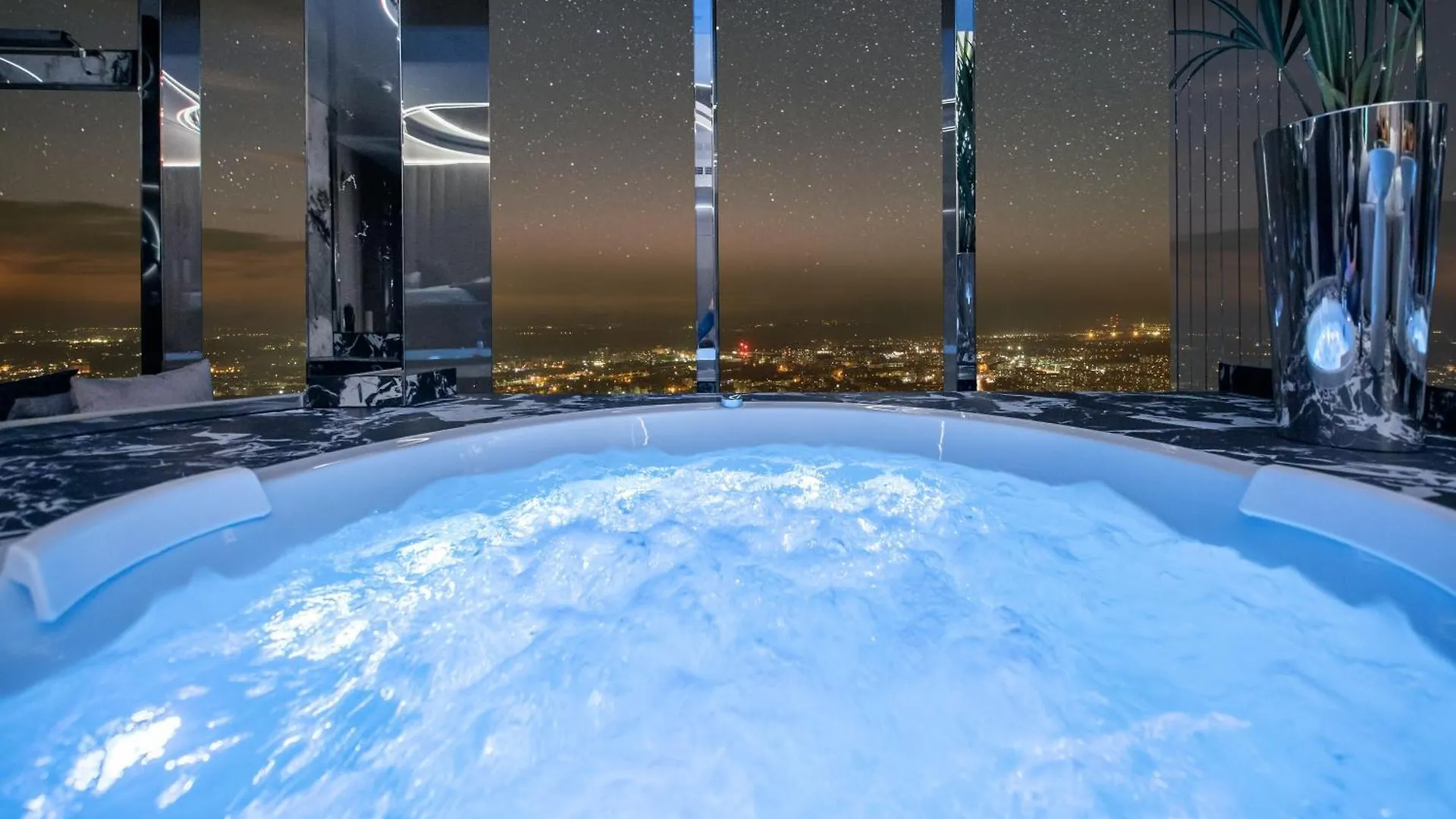 Apartamenty Sky Tower Z Jakuzzi Przy Oknie